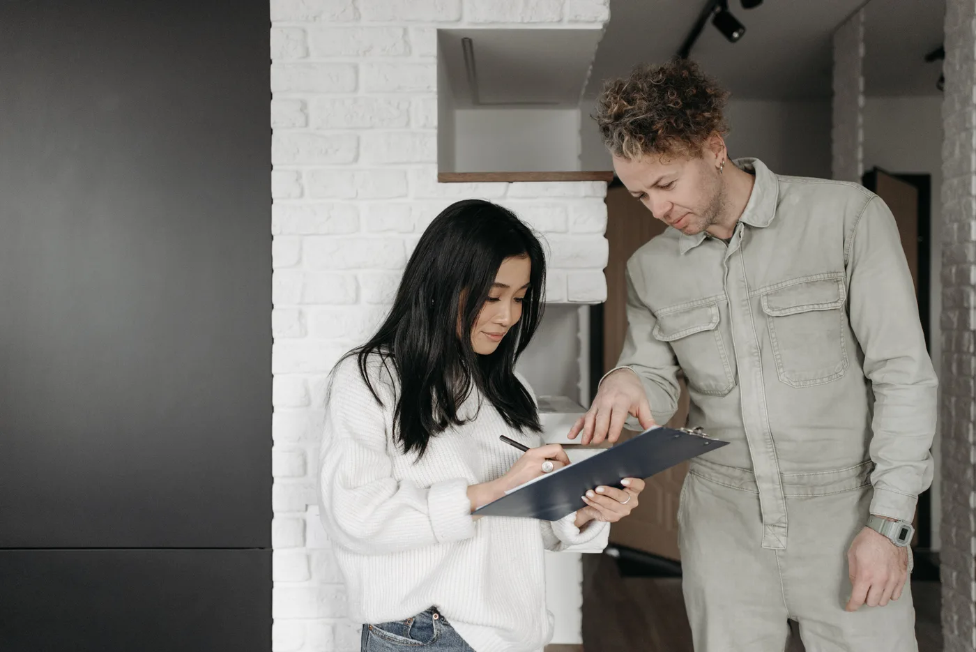 Visite sur place : le devis passé en revue avec la cliente