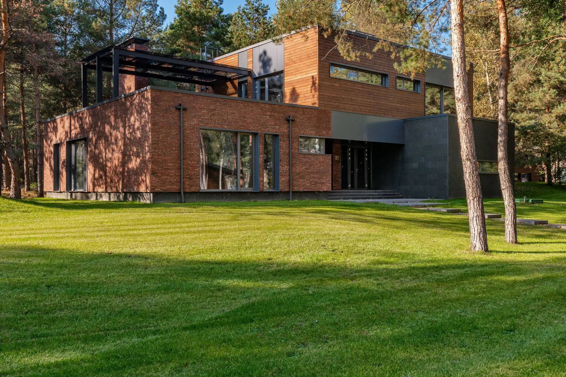 Maison Lisière à Kopstal, maison d’architecte aux volumes blancs bordée d’arbres