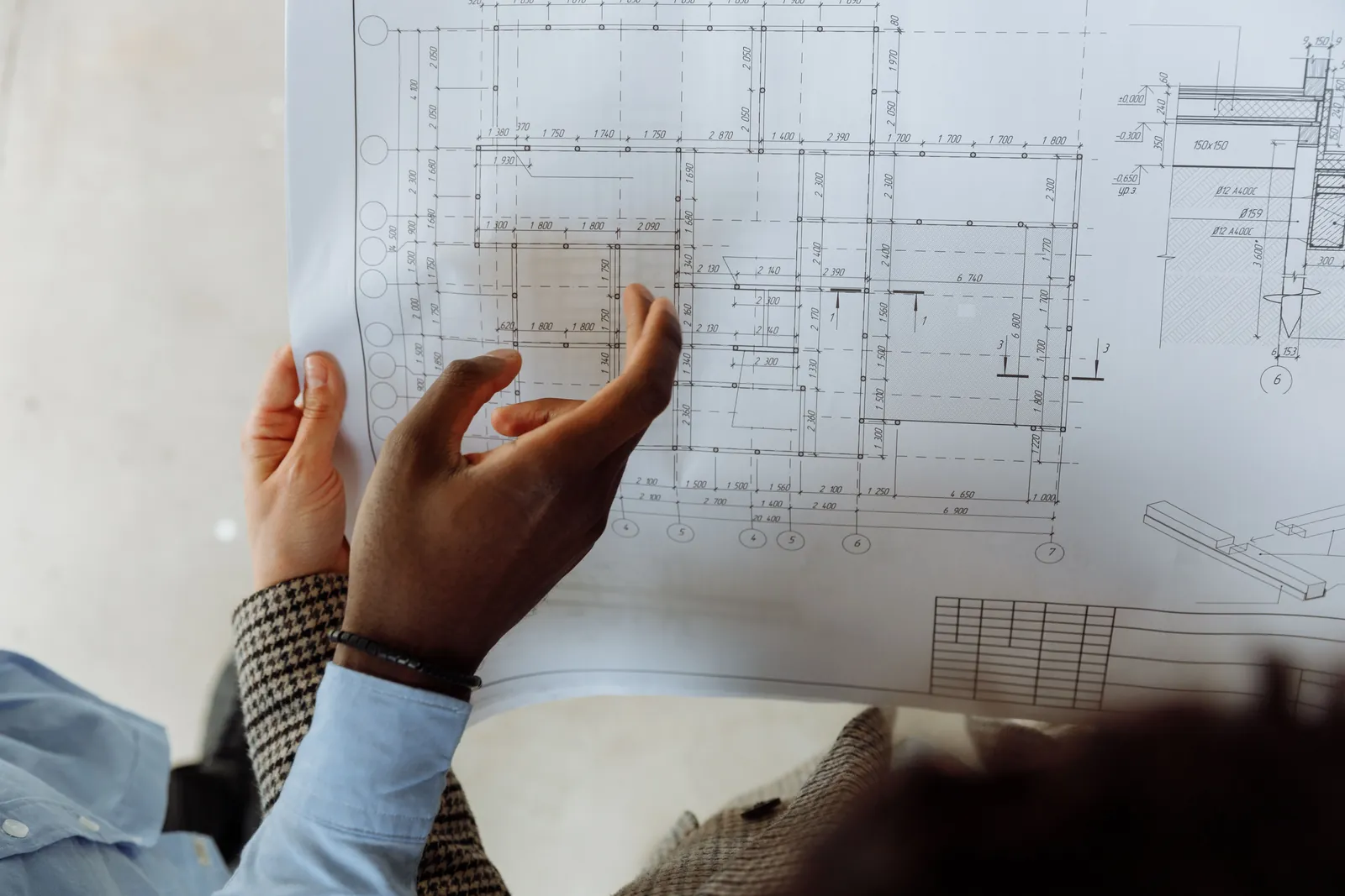 Plans et documents d’un bien étudiés lors d’un rendez-vous d’estimation